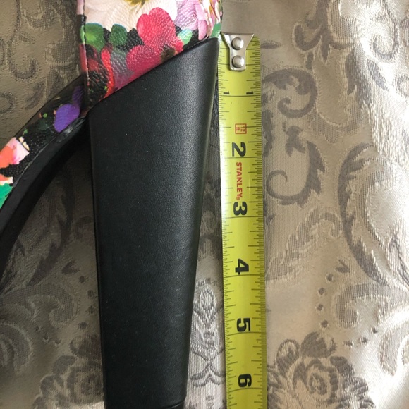 *** SOLD **Wild Diva Lounge Floral Print Platform - Picture 13 of 16
